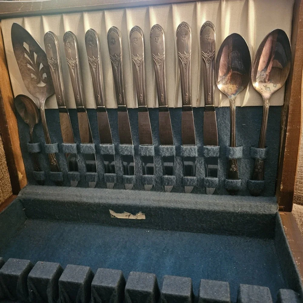53 Piece Vintage WM Rogers‎ International Silverplate Flatware Set w/ Chest